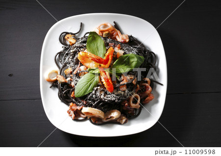 Black spaghetti with seafood 11009598