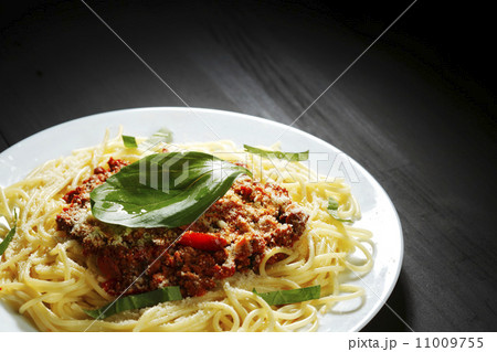 Spaghetti bolognese with basil Spaghetti bolognese with basil 11009755