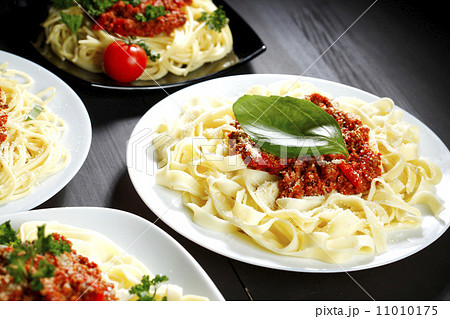 Spaghetti bolognese with basil 11010175