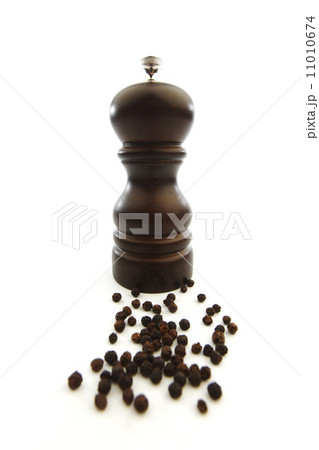 Wooden peppermill with peppercorns 11010674