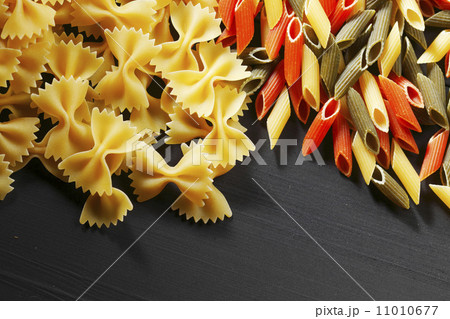 Variety of types and shapes of Italian pasta 11010677