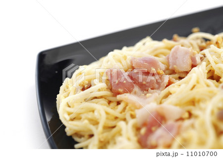 Spaghetti carbonara with fried bacon 11010700