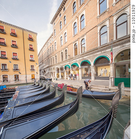 Gondola's station in Venice 11011929