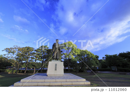徳川光圀公像　：黄門像広場（千波湖の西側周辺）に立つ。水戸黄門特集に最適。「人物なし」 11012060