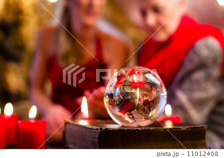 Soothsayer during a session doing palmistry 11012408