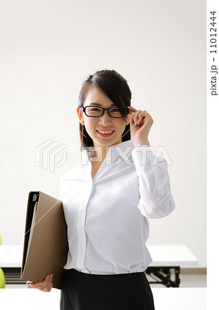 研修室の女性 11012444