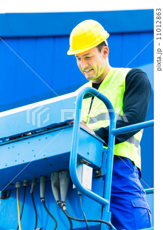 Crane driver driving hydraulic lifting ramp with control desk 11012863