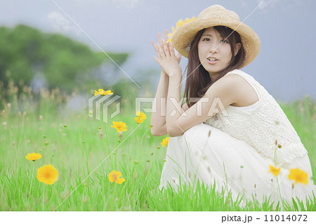 麦わら帽子と白いワンピースの女性の写真素材 11014072 Pixta