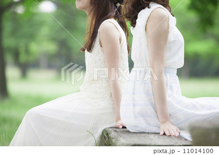 ベンチに座るワンピースの女性 ベンチに座るワンピースの女性 11014100