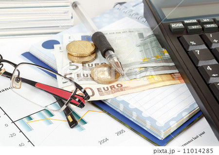calculator, charts, pen, glass, money, notes, workplace businessman, business 11014285