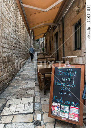 クロアチア　世界遺産　ドゥブロヴニクの路地 11014814