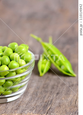 Green peas in a glass bowl 11014942