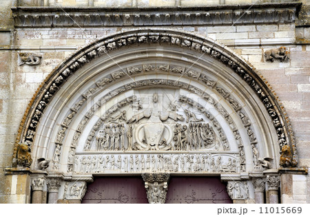 Basilique  of St. Mary Magdalene in Vezelay Abbey. Burgundy, France 11015669