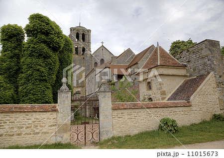 Basilique  of St. Mary Magdalene in Vezelay Abbey. Burgundy, France 11015673