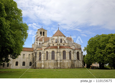 Basilique  of St. Mary Magdalene in Vezelay Abbey. Burgundy, France 11015675