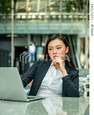 Business woman with laptop Business woman with laptop 11017283