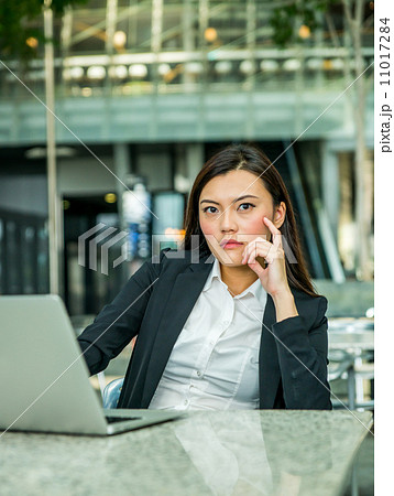 Business woman with laptop 11017284
