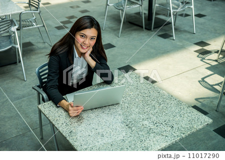 Business woman with laptop 11017290