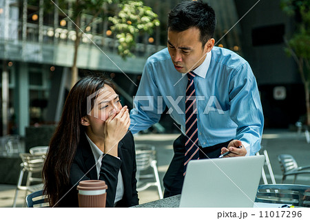Business man and business woman in discussion 11017296