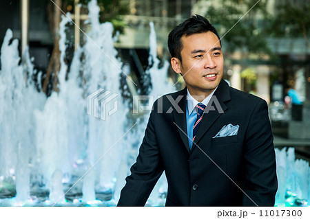 Confident businessman Confident businessman 11017300