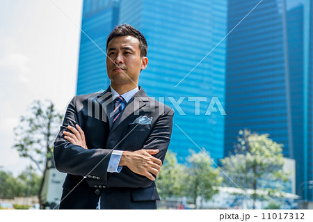 Confident businessman Confident businessman 11017312