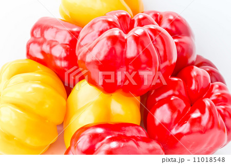 Red and yellow raw pepper 11018548
