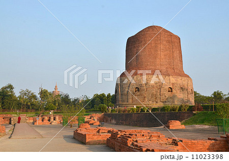 ブッダが初めて説法を行ったサールナートのダメーク・ストゥーパ ブッダが初めて説法を行ったサールナートのダメーク・ストゥーパ 11023398