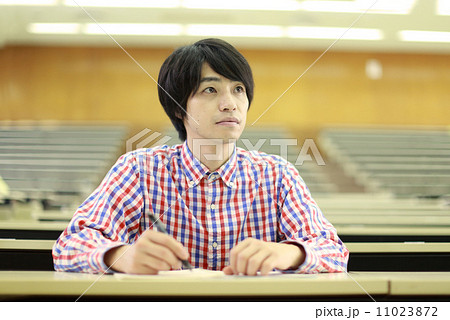 講義を受ける大学生 講義を受ける大学生 11023872