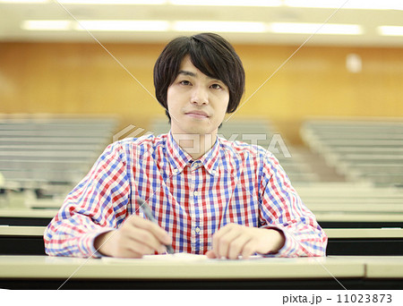 講義を受ける大学生 講義を受ける大学生 11023873