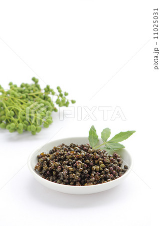 実山椒の佃煮と青山椒の写真素材