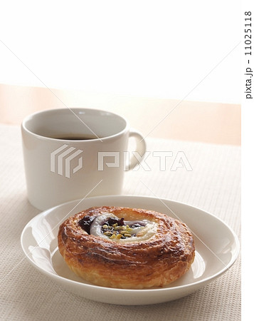 デニッシュとコーヒー 11025118