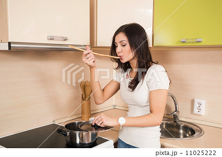 Housewife in the kitchen Housewife in the kitchen 11025222