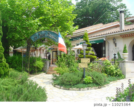 箱根星の王子様ミュージアムのカフェと庭の風景 11025364