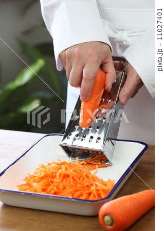 キャロットラペ調理中 11027401