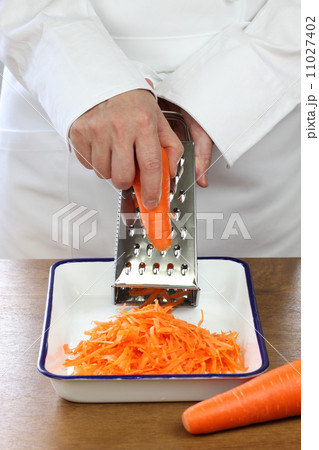 キャロットラペ調理中 11027402