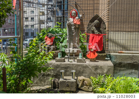 妻恋神社の境内の水子地蔵 11028003