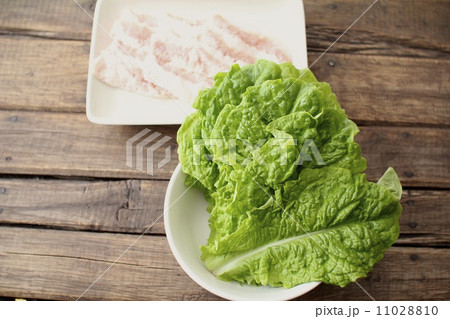 サンチュと調理前の北海道産トントロ 焼肉用の豚肉 サンチュと調理前の北海道産トントロ 焼肉用の豚肉 11028810