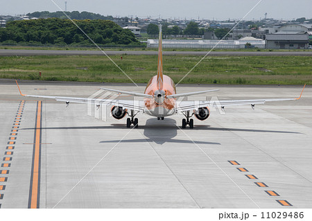 カラフルな機体(オレンジ色) 高知龍馬空港に花を添えてくれるFDA テイクオフ カラフルな機体(オレンジ色) 高知龍馬空港に花を添えてくれるFDA テイクオフ 11029486