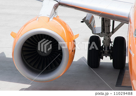 カラフルな機体(オレンジ色) 高知龍馬空港に花を添えてくれるFDA カラフルな機体(オレンジ色) 高知龍馬空港に花を添えてくれるFDA 11029488