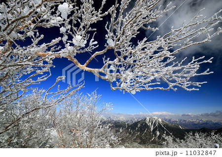 浅春の男体山山頂の樹氷と太郎山 11032847