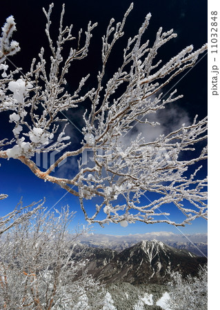 浅春の男体山山頂の樹氷と太郎山 11032848