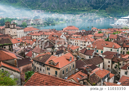 モンテネグロ　世界遺産　中世の町並みが残るコトル 11033350