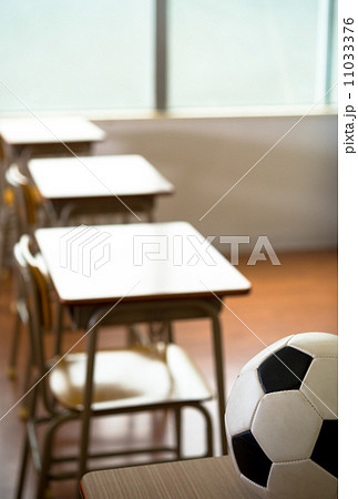 教室に置かれたサッカーボール 11033376
