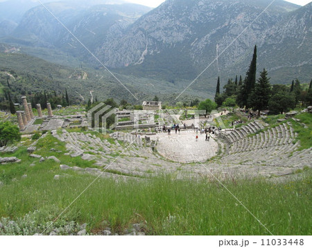 ギリシャ・デルフィの古代劇場とアポロン神殿 11033448