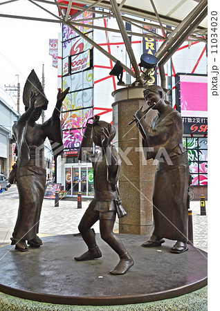 踊る親子のブロンズ像（JR南越谷駅 南口／埼玉県越谷市南越谷） 11034020