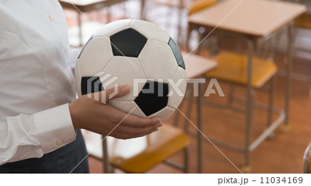サッカーボールを持つ女子高生の写真素材