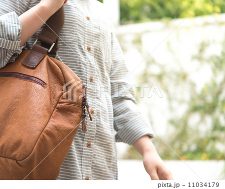 女性とカバン 11034179