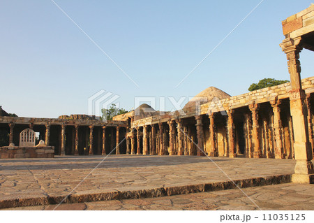 carving pillars in qutub minar 11035125