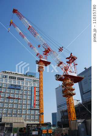 ビル工事現場のタワークレーン 11035780