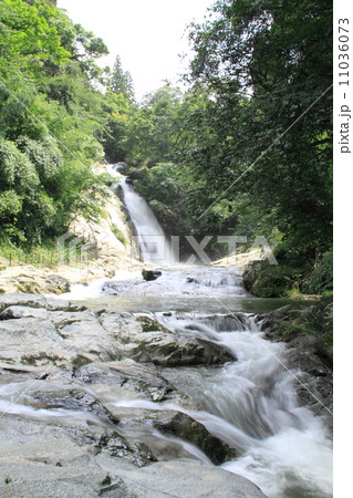 マイナスイオンたっぷりの男滝の全景です マイナスイオンたっぷりの男滝の全景です 11036073